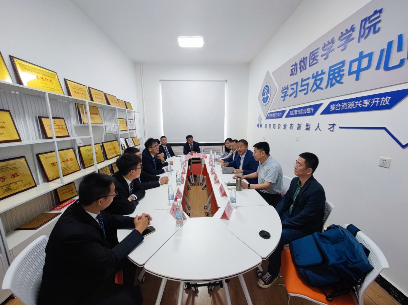 大蓝饲料有限公司到威廉希尔中文官网调研.jpg 大蓝饲料有限公司到威廉希尔中文官网调研.jpg